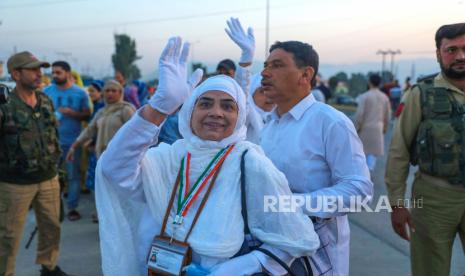 Jamaah haji Muslim Kashmir melambaikan tangan saat mereka berangkat haji (ziarah ke Makkah), di Srinagar, ibu kota musim panas Kashmir India, 05 Juni 2022. Muslim India Sambut Baik Penghapusan Jatah Kuota Haji VIP