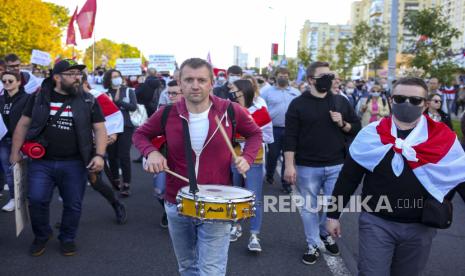  Seorang pengunjuk rasa memukul drum selama demonstrasi pendukung oposisi Belarusia memprotes hasil resmi pemilihan presiden di Minsk, Belarusia, Minggu, 20 September 2020. Puluhan ribu orang Belarusia yang menyerukan agar presiden otoriter mundur berbaris melalui ibu kota pada hari Minggu ketika gelombang protes negara memasuki minggu ketujuh. Ratusan tentara memblokir pusat Minsk, mengerahkan meriam air dan pengangkut personel lapis baja serta mendirikan penghalang kawat berduri.