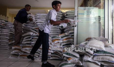 Petugas memindahkan beras yang akan dibagikan untuk warga saat penyaluran Bansos CBP di Kantor Kelurahan Mulyaharja, Kota Bogor, Jawa Barat, Senin (4/3/2024). Pemerintah terus mengupayakan membantu masyarakat mendapatkan barang kebutuhan pokok terutama beras yang mengalami kenaikan harga melalui program Bulog Siaga dan penyaluran Bantuan Sosial Cadangan Beras Pemerintah (Bansos CBP) untuk memenuhi kebutuhan pangan rumah tangga masyarakat. Bulog Siaga menyediakan kebutuhan pokok berupa beras SPHP dua ton, beras premium 500 kilogram, gula pasir 100 kilogram, minyak goreng 120 liter dan tepung beras 24 kilogram yang dijual untuk masyarakat dengan harga yang lebih murah di pasaran. Sedangkan, Bansos CBP berupa beras yang dibagikan secara gratis diperuntukan bagi masyarakat di 12 RW Kelurahan Mulyaharja yang membutuhkan.