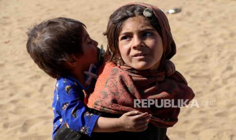  Anak-anak pengungsi internal Afghanistan berdiri di luar kamp pengungsi sementara di distrik Maiwand dan Panjwayi, di Kandahar, Afghanistan, 10 November 2020. Menurut laporan UNHCR, ada hampir 2,5 juta pengungsi terdaftar dari Afghanistan. Mereka merupakan populasi pengungsi berkepanjangan terbesar di Asia, dan populasi pengungsi terbesar kedua di dunia. Mengingat situasi keamanan yang semakin memburuk di banyak bagian negara, kekerasan terus membuat orang meninggalkan rumah mereka.