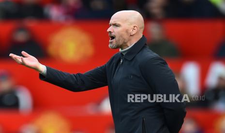 Manajer Manchester United Erik ten Hag pada pertandingan sepak bola Liga Premier Inggris antara Manchester United dan Leicester City di Manchester, Inggris, Ahad, (19/2/2023).