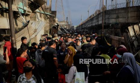 Suasana warga memadati lokasi terdampak kebakaran depo Pertamina Plumpang di kawasan Rawa Badak, Jakarta, Sabtu (4/3/2023). Tingginya antusiasme warga untuk melihat lokasi terdampak kebakaran depo Pertamina membuat akses jalan tersebut dipenuhi warga sehingga menyulitkan proses evakuasi.