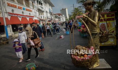 Sejumlah wisatawan beraktivitas di kawasan Kali Besar Kota Tua di Jakarta, Ahad (30/8). Pemerintah Provinsi DKI Jakarta telah kembali menerapkan Pembatasan Sosial Berskala Besar (PSBB) mulai 14 September 2020. 