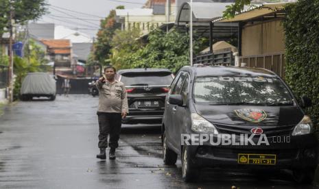 Anggota kepolisian mengusir awak media saat berlangsungnya olah TKP rumah dinas Kadiv Propam Polri Irjen Pol Ferdy Sambo di Kompleks Polri Duren Tiga, Jakarta, Rabu (13/7/2022). Olah TKP kedua kalinya tersebut dimulai pada pukul 12.30 WIB yang dilakukan secara tertutup. Republika/Putra M. Akbar