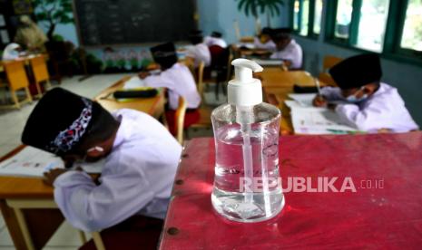 Hand sanitizer disiapkan di depan kelas saat pertemuan tatap muka di SD (Ilustrasi). Masyarakat ada yang mengalami kemerahan pada kulit, serangan asma, gangguan penciuman, hingga keracunan akibat pemakaian sejumlah produk pembersih, termasuk hand sanitizer, sabun, disinfektan permukaan, dan pemutih.