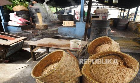 Pekerja menuangkan kedelai yang baru selesai direbus di sentra Primer Koperasi Tahu Tempe di Kramatwatu, Serang, Banten, Rabu (15/7/2020). Pihak pengelola mengaku setelah sempat terhenti akibat pandemi kini bisa melanjutkan usaha memproduksi tahu dan tempe dengan bantuan dana pinjaman bergulir dari Kementrian Koperasi yang disalurkan melalui Lembaga Pengelola Dana Bergulir (LPDB). 