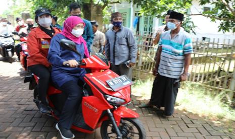 Khofifah Bonceng Puan Maharani Naik Motor Keliling Pulau Oksigen Gili Iyang