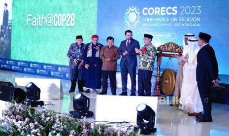 Anggota Majelis Hukama Muslimin (MHM) asal Indonesia Profesor Quraish Shihab, Mantan Wakil Presiden Indonesia, Jusuf Kalla (JK), Sekretaris Jenderal MHM Konselor Mohamed Abdelsalam, Wakil Menteri Agama Saiful Rahmat Dasuki, Anggota Komite Eksekutif MHM TGB M Zainul Majdi saat membuka Konferensi Agama dan Perubahan Iklim Asia Tenggara 2023 yang diselenggarakan MHM di Jakarta, Rabu (4/10/2023) 