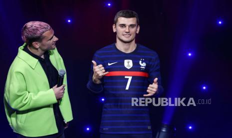  Pemain Prancis Antoine Griezmann melihat patung lilinnya di atas panggung, di Museum Grevin di Paris, Prancis, Senin (6//32023). Patung lilin Antoine Griezmann memasuki museum Grevin untuk menjadi pemain Prancis ketiga di dalam museum setelah pemain Prancis Zidane dan Mbappe. Patung itu membutuhkan waktu enam bulan untuk dibuat oleh pematung Stephane Barret.