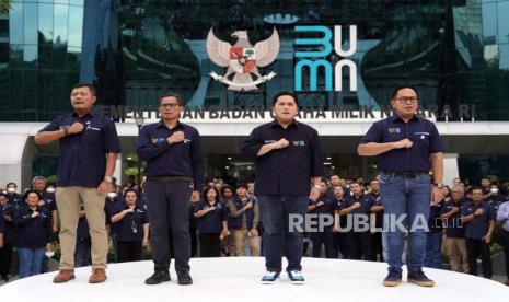 Menteri Badan Usaha Milik Negara (BUMN) Erick Thohir (tengah), Wakil Menteri BUMN I Pahala Mansury (kanan), dan Wakil Menteri BUMN II Kartiko Wirjoatmodjo (kiri) bersama pegawai Kementerian BUMN dalam peringatan hari ulang tahun (HUT) ke-25 Kementerian BUMN. 