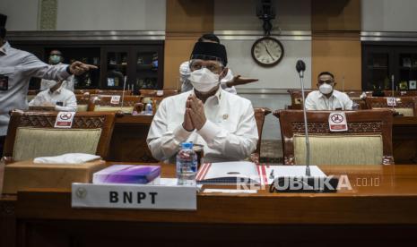 Kepala Badan Nasional Penanggulangan Terorisme (BNPT) Komjen Pol Boy Rafli Amar (tengah) bersiap mengikuti rapat dengar pendapat dengan Komisi III DPR di Kompleks Parlemen, Senayan, Jakarta, Kamis (27/5/2021). Rapat tersebut membahas mekanisme permintaan bantuan Densus 88 Antiteror dan SOP dalam melakukan tindakan terhadap terduga terorisme serta ancaman terorisme lintas batas. 