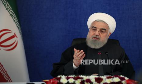 Foto selebaran yang disediakan oleh Kantor Kepresidenan Iran menunjukkan Presiden Iran Hassan Rouhani berbicara selama pertemuan di Teheran, Iran, 07 Januari 2021. Menurut laporan media, Presiden Rouhani mengomentari penyerbuan Capitol AS di Washington DC, AS yang mengatakan bahwa kekacauan itu dibebaskan oleh pendukung Presiden AS Donald J. Trump membuktikan kegagalan demokrasi Barat.