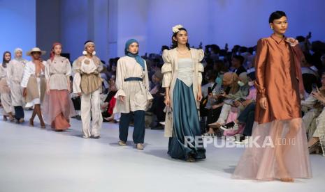 Model memperagakan aneka koleksi modest fashion. Untuk tampil berbeda, membeli pakaian baru tak selalu menjadi solusi. Memadupadankan pakaian lama bisa menjadi triknya.