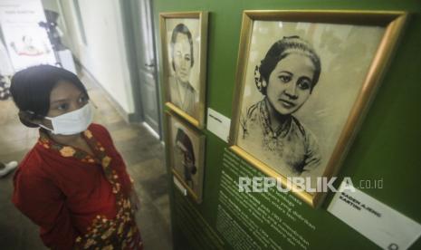 Siswa Sekolah Darurat Kartini melihat lukisan RA Kartini usai melaksanakan upacara peringatan Hari Kartini di Museum Kebangkitan Nasional, Jakarta, Kamis (21/4/2022). Kegiatan tersebut digelar untuk memeriahkan dan memperingati Hari Kartini.  