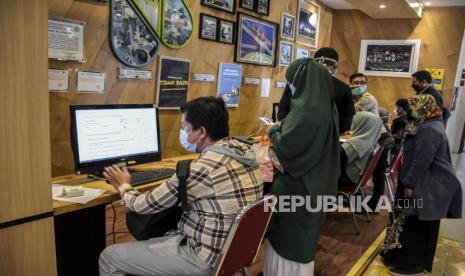  AMPHURI Apresiasi Kemenkes tak Wajibkan Lagi Vaksin Meningitis untuk Umroh. Foto: Warga mengisi kelengkapan dokumen sebelum menjalani penyuntikan vaksin meningitis di Kantor Kesehatan Pelabuhan (KKP) Kelas II Bandung, Jalan Cikapayang, Kota Bandung, Kamis (29/9/2022). Kantor Kesehatan Pelabuhan (KKP) Kelas II Bandung menyediakan sebanyak 100 hingga 400 dosis vaksin meningitis per hari yang diprioritaskan bagi jemaah umrah yang berangkat pada 10-31 Oktober 2022. Republika/Abdan Syakura