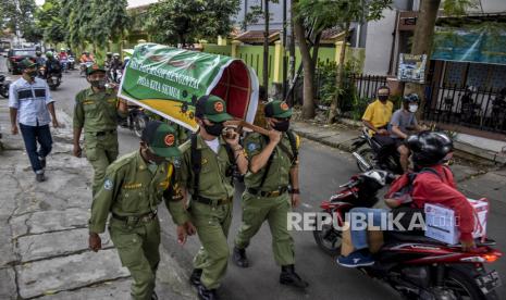 Petugas Linmas memanggul replika keranda mayat saat sosialisasi perpanjangan Pemberlakuan Pembatasan Kegiatan Masyarakat (PPKM) Skala Mikro di Cimahi Tengah, Kota Cimahi, Selasa (23/2). Pemerintah memperpanjang Pemberlakuan Pembatasan Kegiatan Masyarakat (PPKM) Skala Mikro di Jawa dan Bali meliputi 123 kabupaten/kota di tujuh provinsi yakni DKI Jakarta, Banten, Jawa Barat, Jawa Tengah, Jawa Timur, DI Yogyakarta dan Bali mulai 23 Februari hingga 8 Maret guna menekan laju kasus serta mencegah penyebaran Covid-19 di tingkat desa atau kelurahan. 