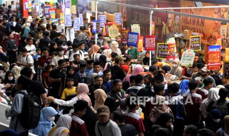 Pengunjung melihat koleksi buku pada ajang Islamic Book Fair (IBF) 2023 di Istora Senayan, Jakarta,  Ahad (24/9/2023). Pada hari terakhir pameran buku Islam terlengkap dan terbesar se-Asia Tenggara ini telihat antusiasme pengunjung cukup ramai dan padat. Banyak dari mereka yang merupakan pelajar dari berbagai sekolah, pesantren hingga masyarakat umum. Pengunjung yang hadir dalam IBF 2023 tampak memenuhi berbagai booth penerbit buku. Sejumlah stand menawarkan diskon besar-besaran hingga 85%. 