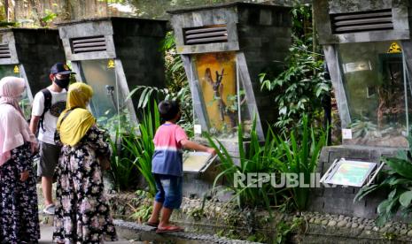 Pengunjung anak-anak bersama pendamping berwisata di Gembira Loka (GL) Zoo, Yogyakarta, Senin (11/10). GL Zoo sudah menerima pengunjung anak-anak mulai Senin (11/10). Namun, syaratnya pendamping harus sudah vaksin Covid-19, mematuhi protokol kesehatan, dan lolos aplikasi peduli lindungi.