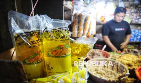 Pedagang menunjukkan minyak goreng Minyakita di Pasar Rumput, Jakarta, Senin (10/3/2025). Satgas Pangan Polri tengah menyelidiki temuan adanya minyak goreng kemasan merek MinyaKita yang dijual di pasaran tidak sesuai dengan takaran yang tercantum pada label kemasan. Penyelidikan ini merupakan tindak lanjut setelah ditemukannya ketidaksesuaian pada produk MinyaKita dalam inspeksi yang dilakukan di Pasar Lenteng Agung, Jakarta Selatan.