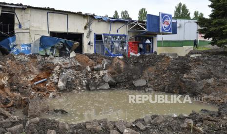 Kawah ledakan terlihat setelah penembakan Rusia di Soledar, wilayah Donetsk, Ukraina, Rabu, 18 Mei 2022.