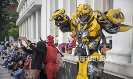 Warga beraktivitas di kawasan Asia Afrika, Bandung, Jawa Barat, Ahad (17/12/2023). Pemerintah Kota Bandung mengimbau masyarakat untuk menerapkan perilaku hidup bersih dan sehat (PHBS) dan kembali menjaga protokol kesehatan (prokes) guna mencegah penularan Covid-19. Berdasarkan data dari Dinas Kesehatan Kota Bandung, hingga Selasa (12/12/2023) terdapat 25 orang yang terkonfirmasi Covid-19.