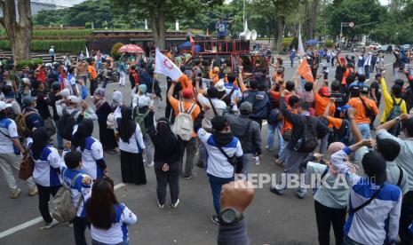 Puluhan buruh dari berbagai aliansi buruh menggelar unjuk rasa di depan Gedung Sate, Kota Bandung, Kamis (1/12/2022). Mereka menuntut kenaikan upah minimum kota/kabupaten (UMK) tahun 2023 sebesar 12 persen dari nilai UMK tahun 2022 .