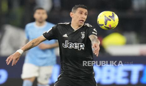 Pemain Juventus Angel Di Maria mengejar bola pada pertandingan sepak bola Serie A Italia antara Lazio dan Juventus di Stadion Olimpico di Roma, Italia, Ahad (9/4/2023) dini hari WIB.