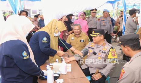 Menyambut Hari Bhayangkara ke-78, Polres Indramayu menggelar kegiatan pelayanan kesehatan kepada masyarakat, di Mako Polsek Anjatan, Senin (1/7/2024). 