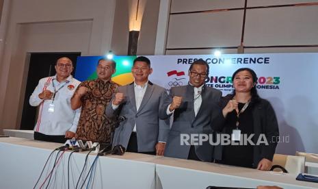 Raja Sapta Oktohari (Tengah) dan Ismail Ning (Tengah) Terpilih Secara Aklamasi sebagai Ketum dan Waketum Komite Olimpiade Indonesia (KOI) Periode 2023-2027, di Hotel Fairmont, Senayan, Jakarta, Jumat (30/6/2023). 