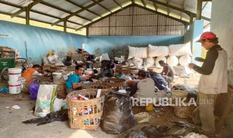 Proses memilah sampah di TPS Go-Sari, Kalurahan Guwosari, Kapanewon Pajangan, Kabupaten Bantul.