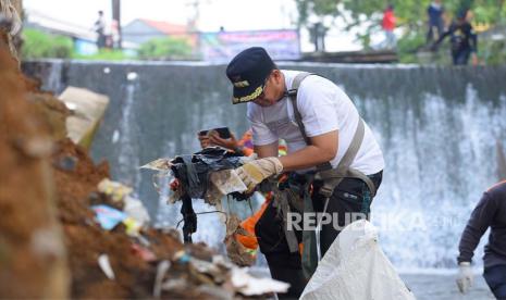 Penjabat (Pj) Wali Kota Sukabumi Kusmana Hartadji mengikuti kegiatan Jumat Bersih (Jumsih) di aliran Sungai Cisuda, Kecamatan Baros, Jumat (24/11/2023). 