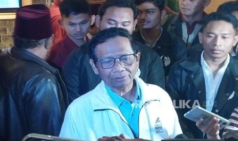 Calon Wakil Presiden nomor urut 3, Mahfud MD saat ditemui usai menggelar pertemuan tertutup dengan sejumlah kelompok relawan pendukung Ganjar-Mahfud di Royal Ambarukmo, Sleman, Selasa (9/1/2024) malam. 