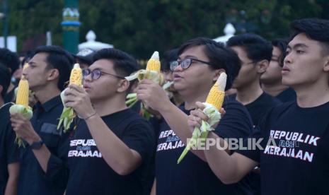 Mahasiswa membawa jagung saat mengikuti mimbar rakyat Tahta Untuk Rakyat di Monumen Serangan Umum 1 Maret, Yogyakarta, Rabu (29/11/2023).  Pada aksinya mahasiswa membawa jagung sebagai bentuk umur demokrasi di Indonesia yang hanya sebentar atau seumur jagung.