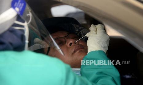 Warga menjalani swab test antigen di Altomed, Kelapa Gading, Jakarta. Ketua Satgas Covid-19 Pengurus Besar Ikatan Dokter Indonesia (PB IDI) Zubairi Djoerban menanggapi terkait tes swab antigen yang dijual bebas secara online dan dilakukan mandiri oleh masyarakat.