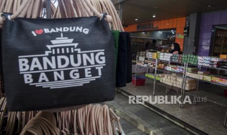 Pengunjung melihat produk kuliner di pusat oleh-oleh kawasan Cihampelas, Bandung, Jawa Barat, Jumat (4/3/2022). Pemerintah Kota Bandung menyatakan pemulihan ekonomi di Kota Bandung kembali terhambat akibat melonjaknya angka kasus COVID-19 dan status PPKM Level 3 yang berdampak pada pengetatan sektor industri dan perhotelan sehingga memperlambat roda ekonomi pada pendapatan sektor pajak. 