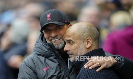  Manajer Liverpool Jurgen Klopp (kiri) menyapa pelatih kepala Manchester City Pep Guardiola sebelum pertandingan sepak bola Liga Premier Inggris antara Manchester City dan Liverpool di stadion Etihad.