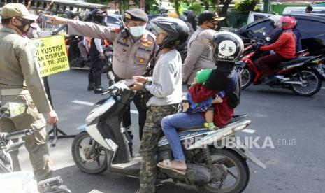 2.000 Pelanggar Prokes di Sidoarjo Disidang. Pelanggar protokol kesehatan terjaring razia saat Operasi Yustisi Penegakan Disiplin Protokol Kesehatan di Alun Alun Sidoarjo, Jawa Timur, Jumat (18/12/2020). Dalam Operasi yustisi tersebut pelaku pelanggar yang tidak memakai masker langsung mengikuti sidang di tempat dengan membayar denda sebesar Rp100.000. 