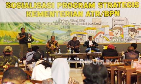 Kepala Kantor Pertanahan Kabupaten Bandung Barat, Iim Rohiman memaparkan capaian program Pendaftaran Tanah Sistematis Lengkap (PTSL) saat Sosialisasi Program Starategis Kementerian Agraria dan Tata Ruang/Badan Pertanahan Nasional (ATR/BPN), di Lembang, Kabupaten Bandung Barat, Selasa (25/6/2024). Terkait program PTSL, disampiakan agar masyarakat segera melakukan pengajuan ke desanya masing-masing. Disamping gratis, dengan bidang tanah sudah bersertifikat memiliki berbagai keuntungan.