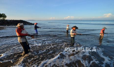 Sejumlah nelayan menarik jaring saat Elo Pukek di pantai Pasie Nan Tigo, Padang, Sumatera Barat, Senin (26/8/2024). 