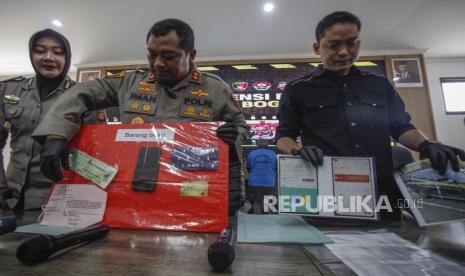 Kapolres Bogor AKBP Iman Imanuddin (tengah) bersama Kasat Reskrim Polres Bogor AKP Yohanes Redhoi Sigiro (kanan).