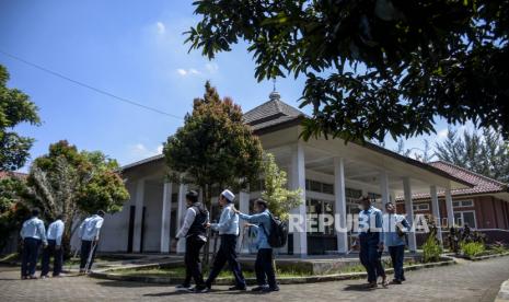 Pentingnya Pesantren Inklusi. Foto: Sejumlah siswa penyandang disabilitas berjalan menuju masjid untuk mengikuti Pesantren Kilat Ramadhan di Pusat Pelayanan Sosial Griya Harapan Difabel Dinsos Jabar, Jalan Jend H Amir Machmud, Kota Cimahi, Rabu (13/4/2022). Pesantren Ramadhan yang diikuti oleh sedikitnya 80 siswa penyandang disabilitas tersebut dalam rangka mengisi waktu luang di bulan Ramadhan dengan memperdalam ilmu agama dengan membaca Alquran, ibadah, dan hafalan doa. Foto: Republika/Abdan Syakura