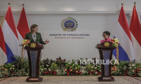 Menlu RI Retno Marsudi (kanan) dan Menlu Belanda Hanke Bruins (kiri) menyampaikan keterangan kepada wartawan usai melakukan pertemuan bilateral di Gedung Kemenlu, Jakarta, Selasa (31/10/2023). 