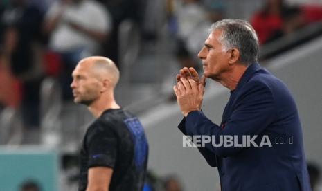 Pelatih Iran Carlos Queiroz (kanan) dalam pertandingan Grup B Piala Dunia 2022 melawan AS.