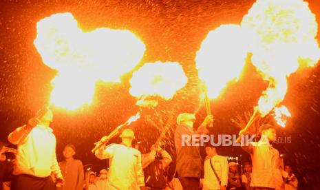 Tahun Baru Islam, Momentum Hijrah Perkuat Kedamaian. Foto: Sejumlah warga menyemburkan api saat melaksanakan pawai obor di kawasan Manggarai, Jakarta, Jumat (29/7/2022). Pawai obor tersebut untuk menyambut Tahun Baru Islam 1 Muharram 1444 Hijriah. Republika/Putra M. Akbar