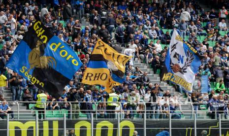 Suporter Inter Milan merayakan kemenangan atas Lazio dalam laga lanjutan Serie A Liga Italia di Stadion Giuseppe Meazza di Milan, Italia, Ahad, (30/4/2023).