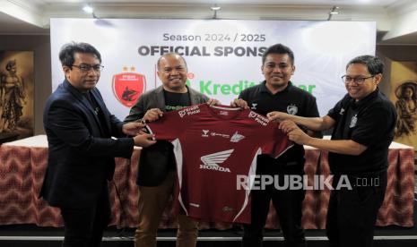 Presiden Direktur Kredit Pintar  Ronny Kasim (kedua kiri) bersama Direktur PSM Makassar Rafiuddin Razak (kedua kanan), Direktur Bisnis dan Operasi Kredit Pintar Kokko Cattaka (kiri) dan Direktur Marketing PSM Makassar Danang H Pramono (kanan) menunjukan jersey PSM Makassar usai konferensi pers di Jakarta, Rabu (18/9/2024). Platform fintech lending Kredit Pintar resmi menjalin kerjasama dengan PT Persaudaraan Sepakbola Makassar sebagai official sponsor dari klub sepakbola liga 1 Indonesia PSM Makassar. Kerjasama dan dukungan tersebut merupakan bagian dari komitmen Kredit Pintar dalam memajukan persepakbolaan tanah air. Jalinan kerjasama tersebut berlangsung selama satu musim kompetisi liga 1 2024/2025.