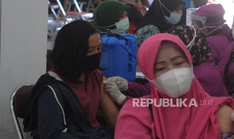 Sejumlah warga mengikuti vaksinasi massal sebagai langkah percepatan penanggulangan Covid-19. 