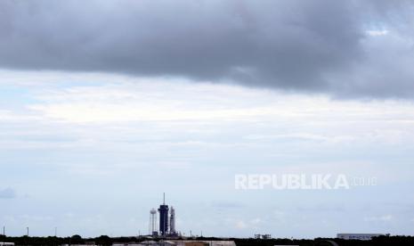  Roket SpaceX Falcon 9 dengan muatan sekitar 60 satelit untuk jaringan broadband Starlink SpaceX berdiri di pad 39A beberapa saat sebelum peluncuran dibatalkan karena masalah cuaca di Kennedy Space Center di Cape Canaveral, Florida, Senin, 28 September 2020. 