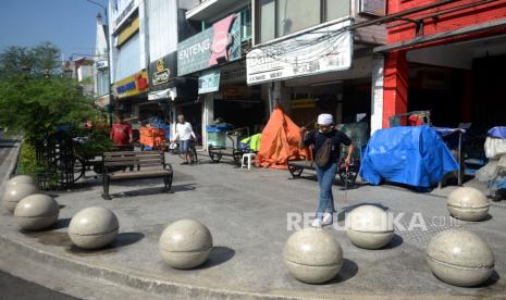 Malioboro Disemprot Desinfektan. Relawan menyemprotkan desinfektan di Jalan Malioboro, Yogyakarta, Jumat (20/3).(Wihdan Hidayat/ Republika)