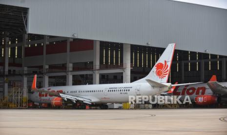 Pesawat milik Lion Air Group terparkir di hanggar.